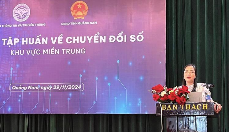 Bà Trần Thị Quốc Hiền, phó cục trưởng Cục Chuyển đổi số quốc gia phát biểu tại Hội nghị.